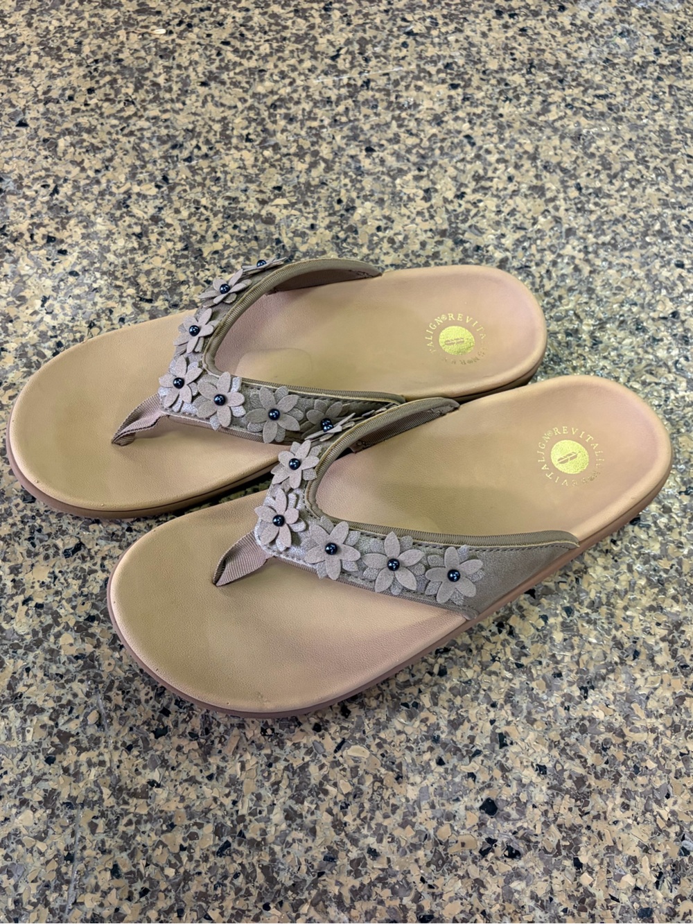 Women’s Floral Toe-Post Sandals in Taupe